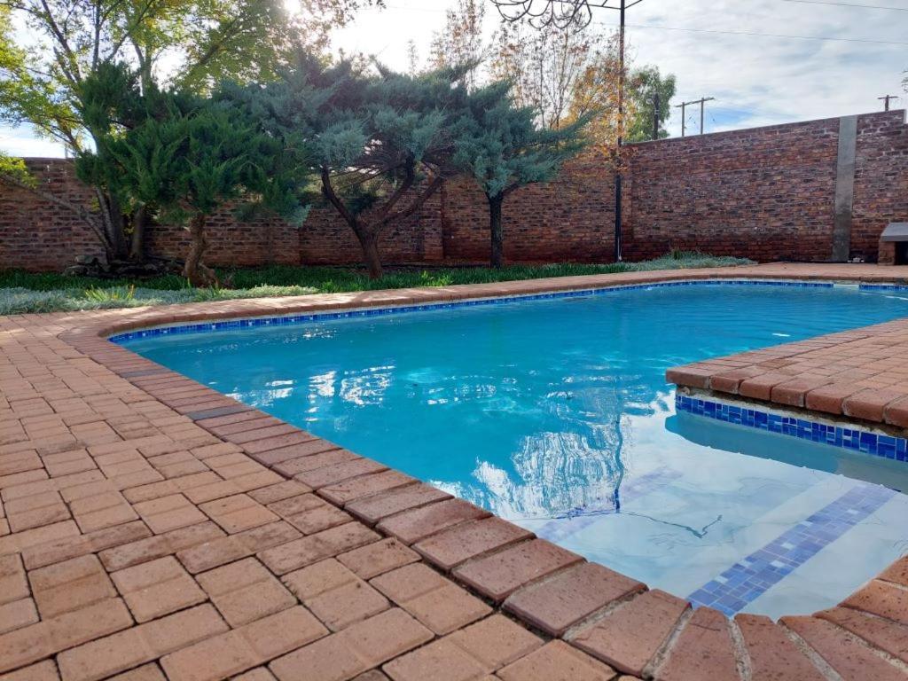 Aloes Guest House 62 On Meintjies Middelburg  エクステリア 写真